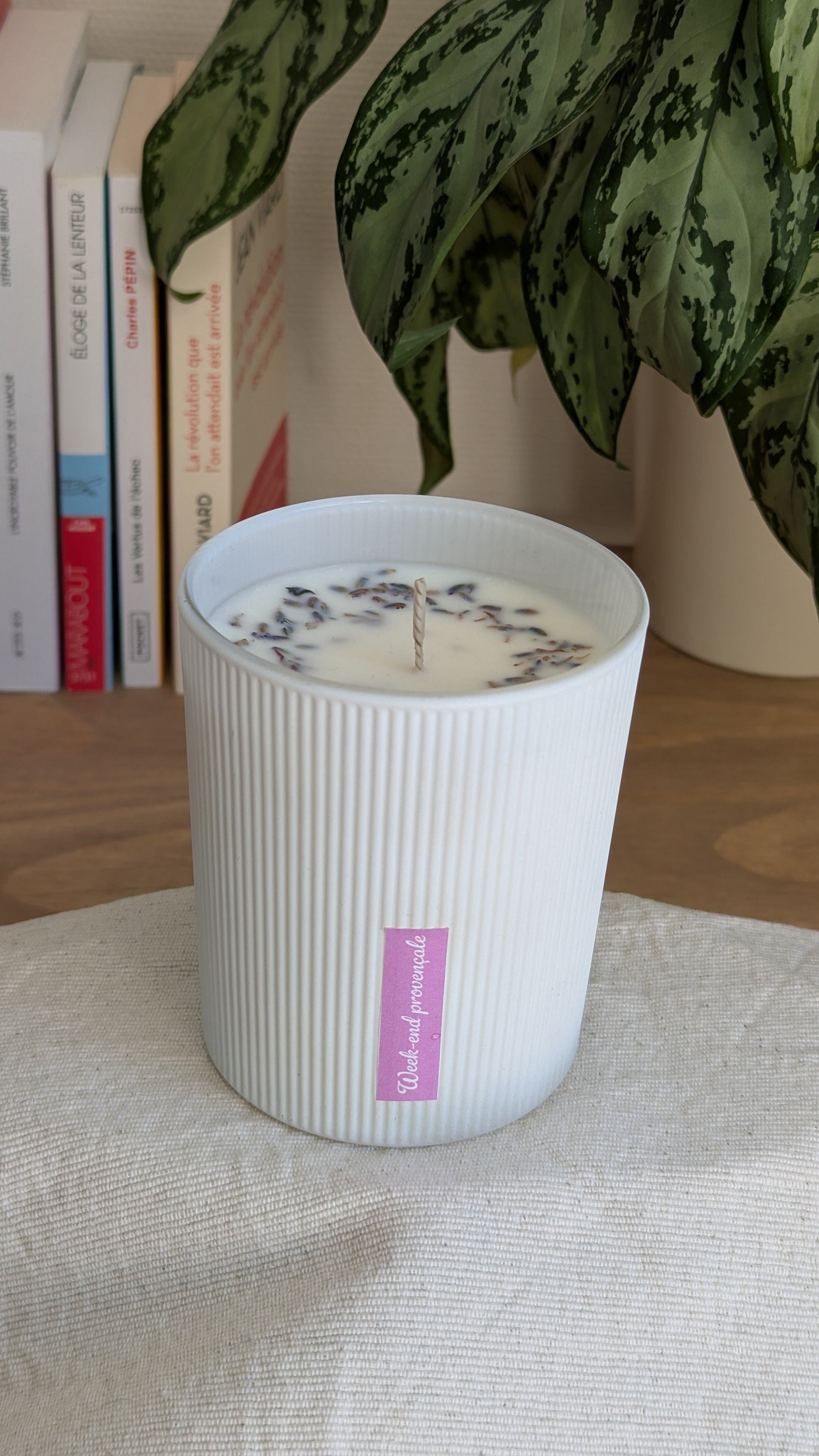 Bougie dans un contenant recyclé